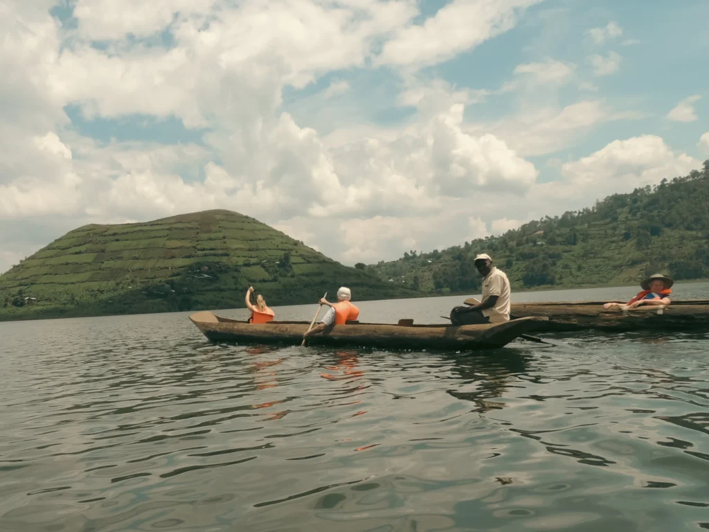 canoeing-experiences-on-lake-mutanda