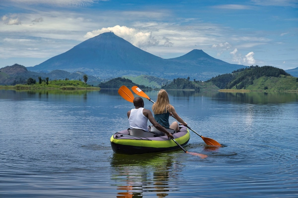 canoeing-experiences-on-lake-mutanda