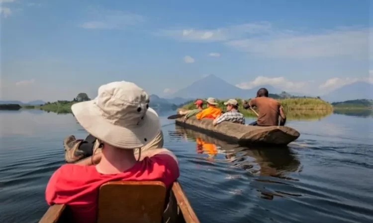 canoeing-experiences-on-lake-mutanda