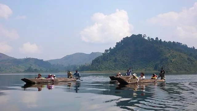 canoeing-experiences-on-lake-mutanda