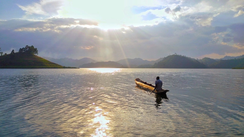 canoeing-experiences-on-lake-mutanda
